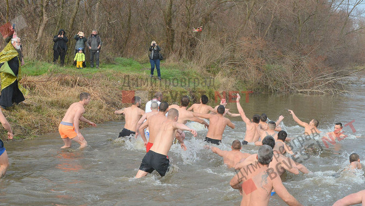 Атанас Цеков извади кръста на Богоявление от водите на р. Марица в Димитровград