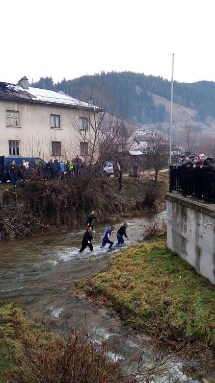На много места в Родопите смели мъже и младежи спасиха кръста