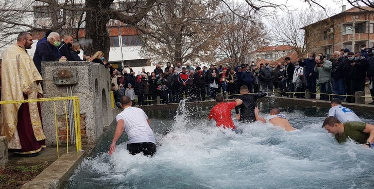 Богоявленският кръст събра първомайци въпреки пандемията