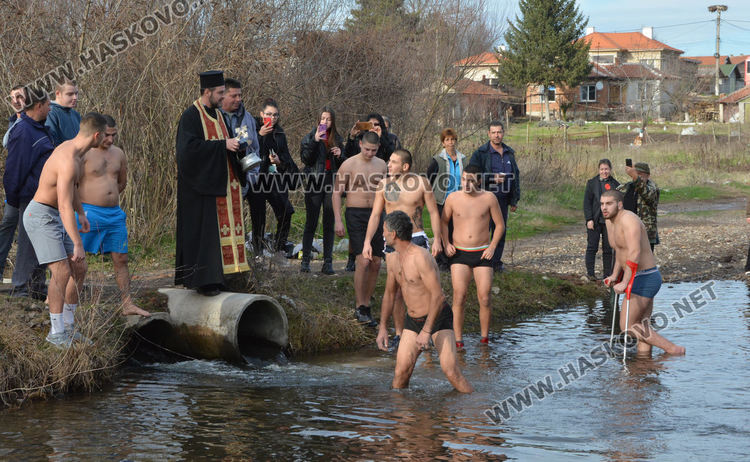 30-годишният Тихомир Делчев за втори път извади кръста от Олу дере край Конуш