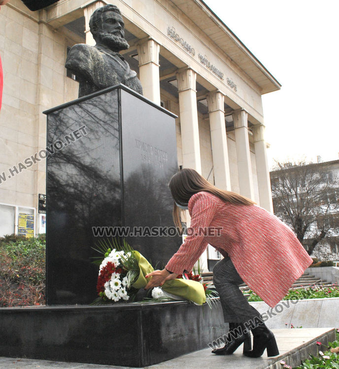 В Хасково поднесоха цветя за 173 г. от рождението на Христо Ботев