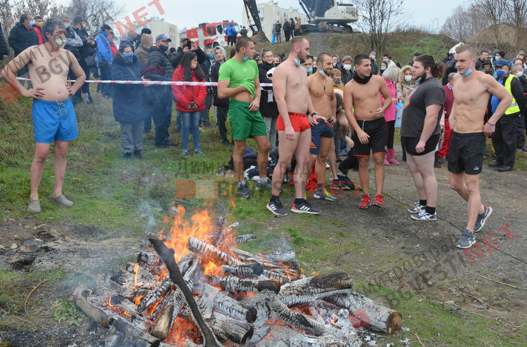 Атанас Цеков извади кръста на Богоявление от водите на р. Марица в Димитровград