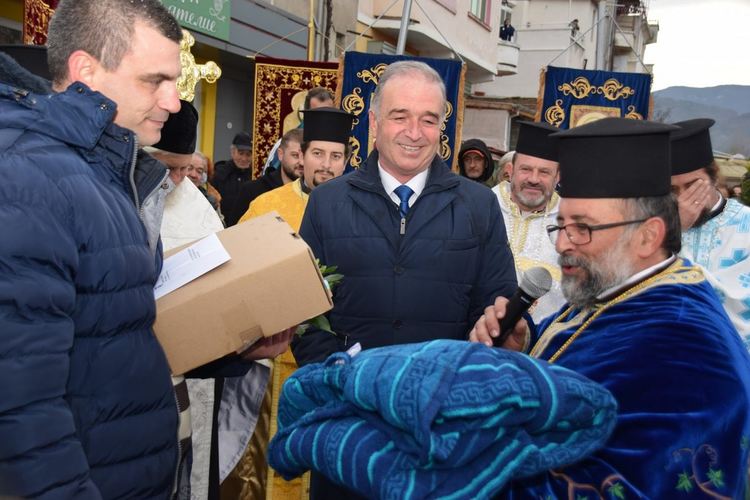 Именик извади богоявленския кръст от река Чая на Йордановден