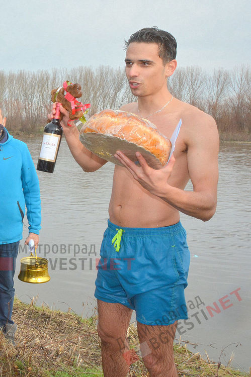  Атанас Цеков извади Христовия кръст навръх Богоявление