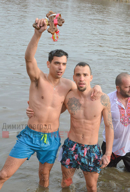  Атанас Цеков извади Христовия кръст навръх Богоявление