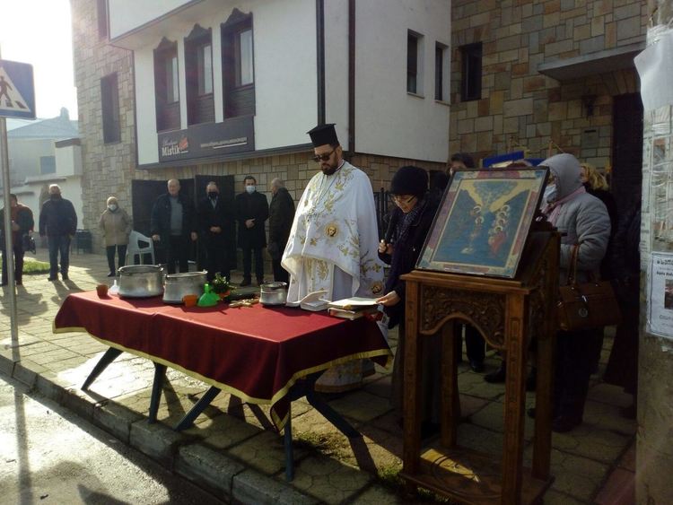 На много места в Родопите смели мъже и младежи спасиха кръста