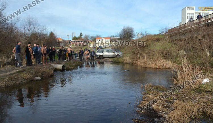 30-годишният Тихомир Делчев за втори път извади кръста от Олу дере край Конуш