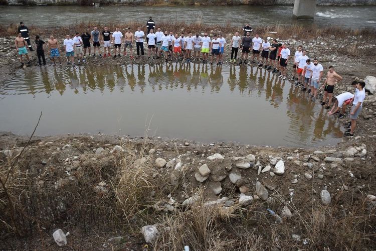Именик извади богоявленския кръст от река Чая на Йордановден