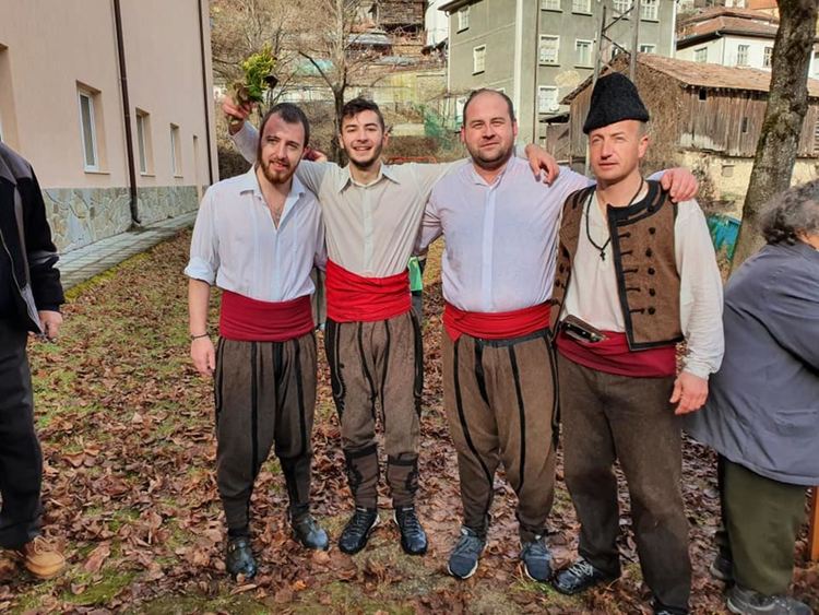 На много места в Родопите смели мъже и младежи спасиха кръста