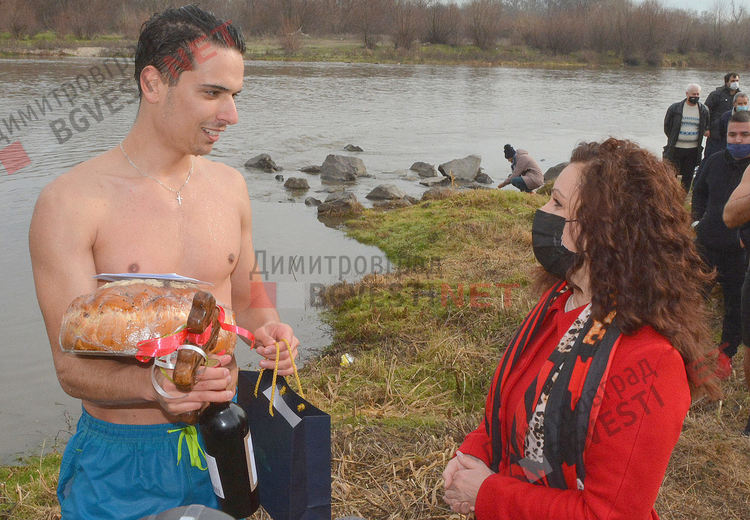  Атанас Цеков извади Христовия кръст навръх Богоявление