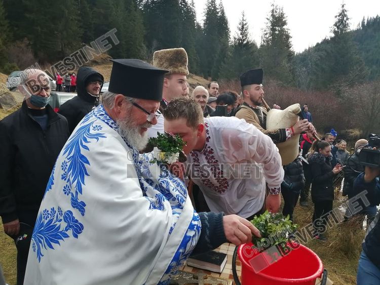 21-годишният студент Атанас Жекин извади кръста в Момчиловци