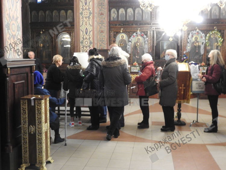 Опашка от миряни се изви за осветена вода в храма „Св.Георги”, кметът ги поздрави за Богоявление