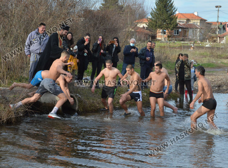 30-годишният Тихомир Делчев за втори път извади кръста от Олу дере край Конуш