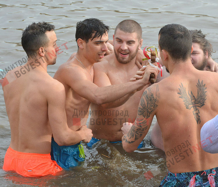  Атанас Цеков извади Христовия кръст навръх Богоявление