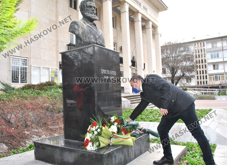 В Хасково поднесоха цветя за 173 г. от рождението на Христо Ботев