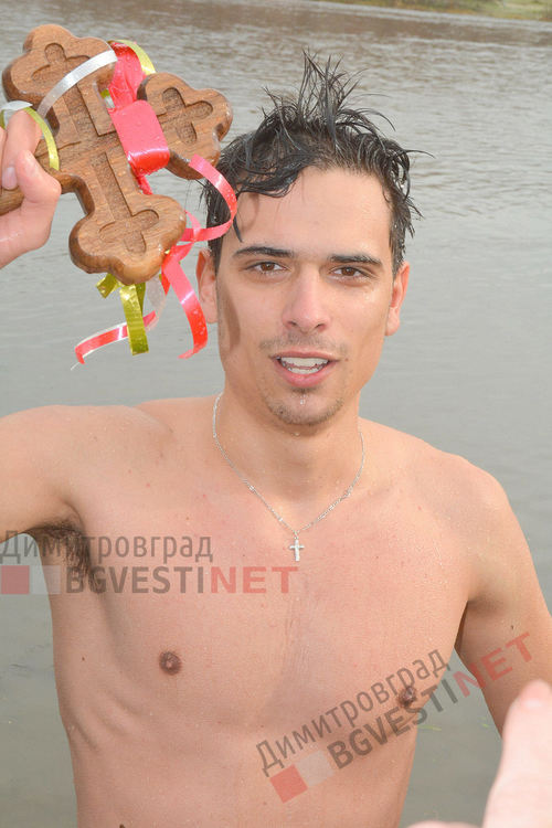 Атанас Цеков извади кръста на Богоявление от водите на р. Марица в Димитровград