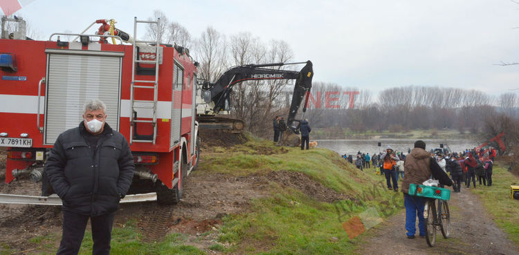 Атанас Цеков извади кръста на Богоявление от водите на р. Марица в Димитровград