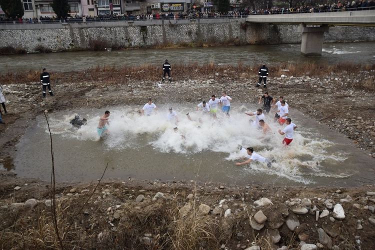 Именик извади богоявленския кръст от река Чая на Йордановден
