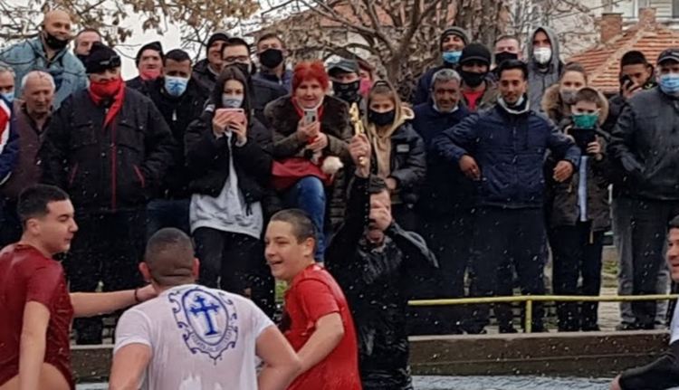 Богоявленският кръст събра първомайци въпреки пандемията