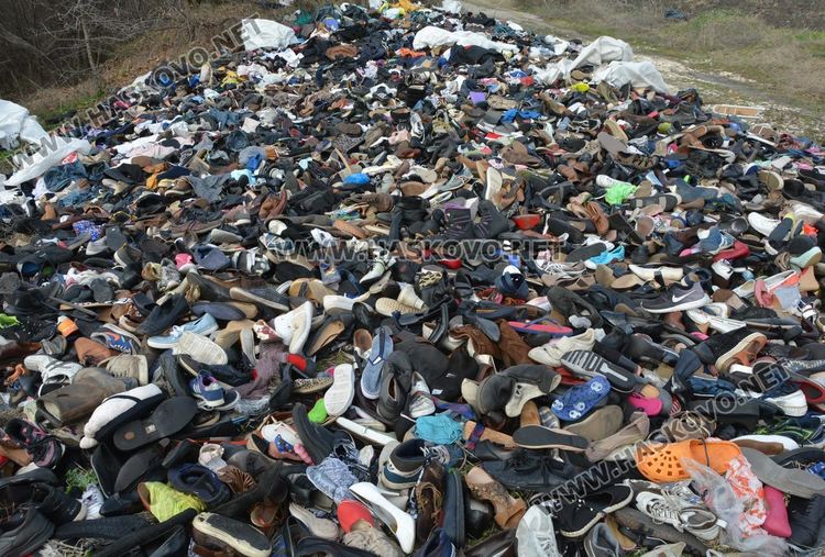 Хиляди стари обувки изхвърлени край Хасково