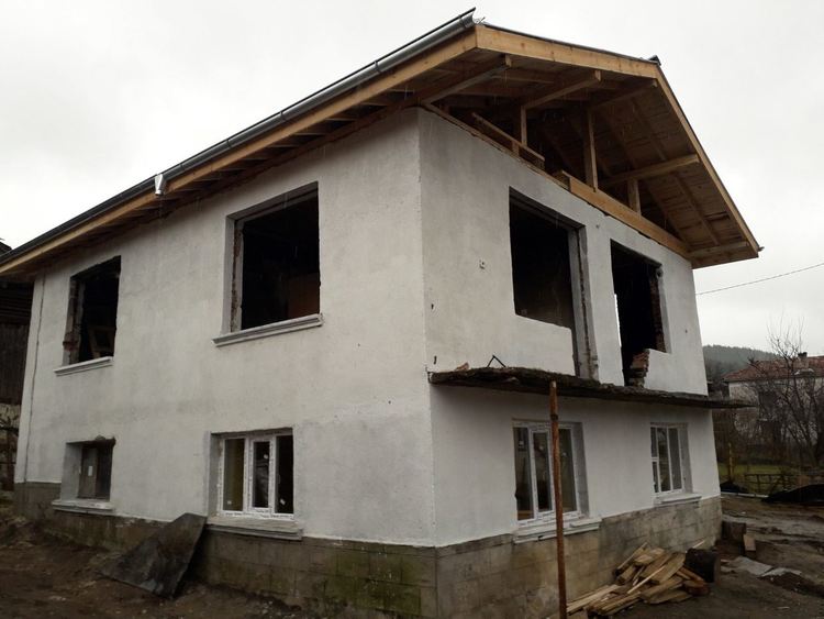 Момиченце от Доспат трогна с даряването на спестяванията си за изгорялата къща в Барутин