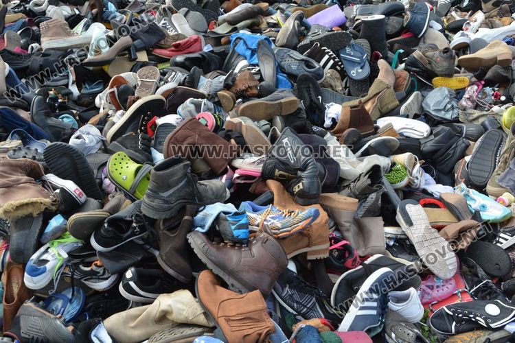 Хиляди стари обувки изхвърлени край Хасково