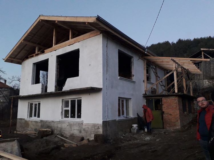 Момиченце от Доспат трогна с даряването на спестяванията си за изгорялата къща в Барутин