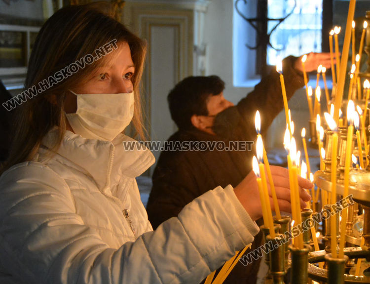 Шестима свещеници служиха на Ивановден в катедралния храм „Успение Богородично“