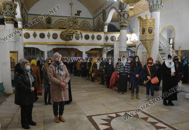 Шестима свещеници служиха на Ивановден в катедралния храм „Успение Богородично“