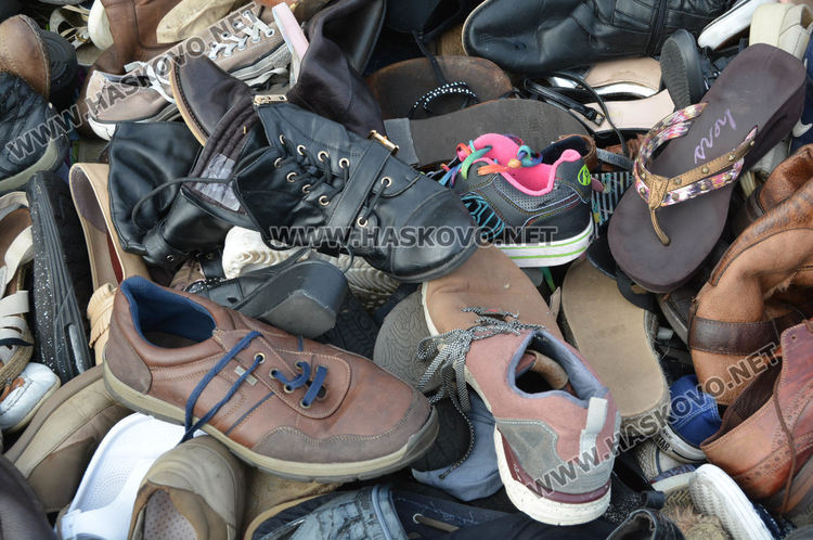 Хиляди стари обувки изхвърлени край Хасково