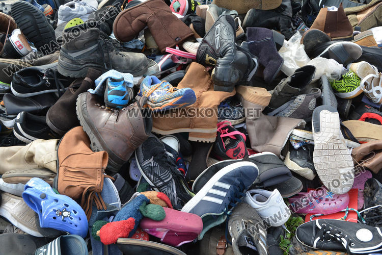 Хиляди стари обувки изхвърлени край Хасково