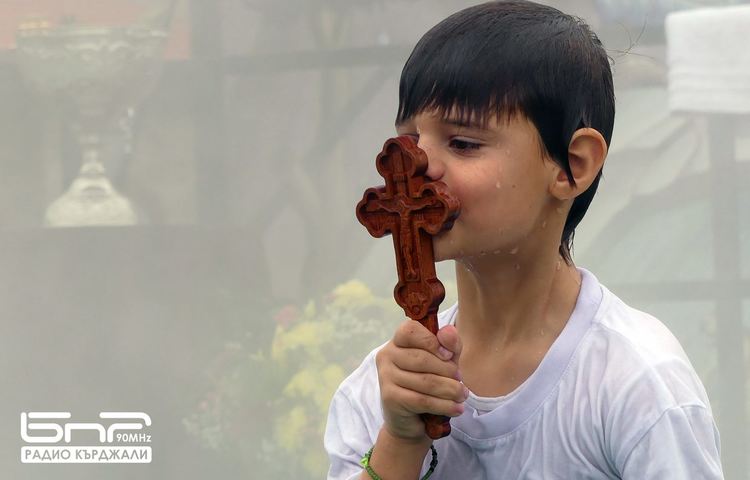 СУ „Йордан Йовков” се гордее с първокласника  Преслав Стоев, спасил Светия кръст на Богоявление