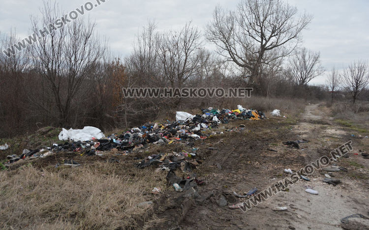 Почистиха сметището от стари обувки край Хасково, търсят извършителя