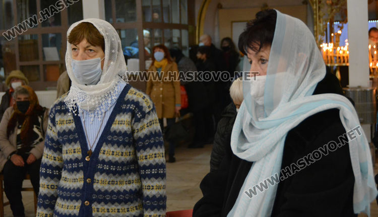 Шестима свещеници служиха на Ивановден в катедралния храм „Успение Богородично“