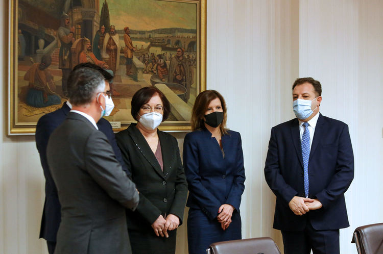 Президентът Румен Радев и вицепрезидентът Илияна Йотова се срещнаха на "Дондуков" 2 с представители на НСОРБ. На снимката: Даниел Панов (дясно) - кмет на Велико Търново и председател на НСОРБ, Донка Михайлова (втората отляво) - кмет на Троян, Силвия Георгиева (втората отдясно) - изпълнителен директор на НСОРБ