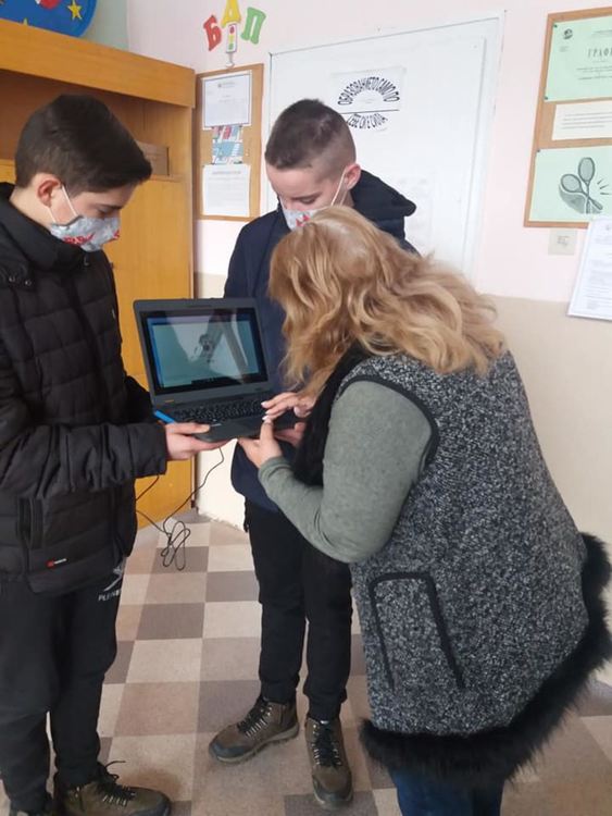 В малкото училище в село Грохотно получиха нови лаптопи