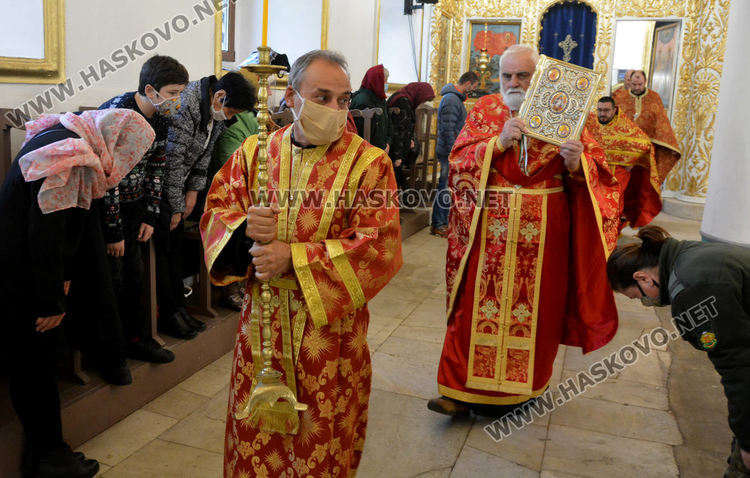 Шестима свещеници служиха на Ивановден в катедралния храм „Успение Богородично“