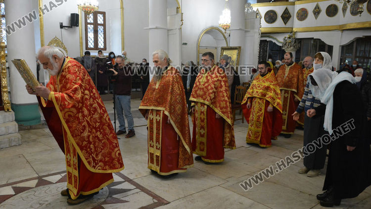 Шестима свещеници служиха на Ивановден в катедралния храм „Успение Богородично“