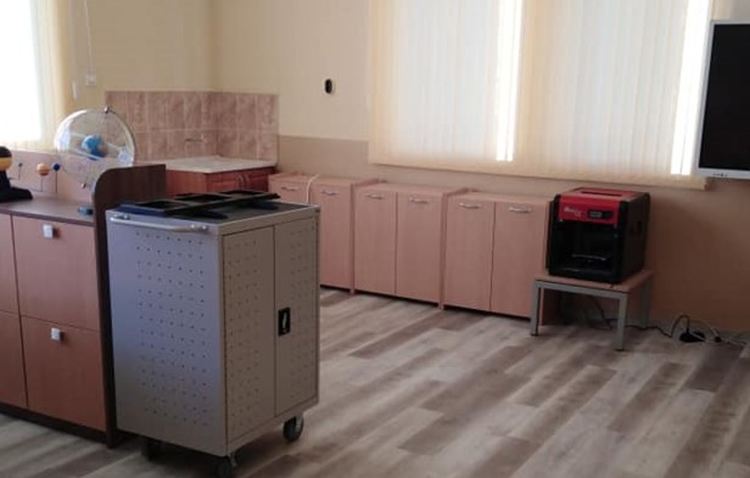 шкафът за зареждане и 3D-принтерът