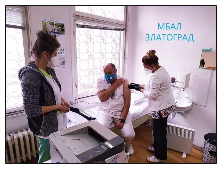 10 медици от златоградската болница се ваксинираха 