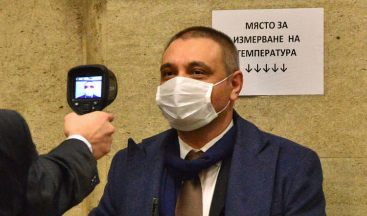 "Дневник": Известни медици и учени подвеждат българите за защитата на ваксината