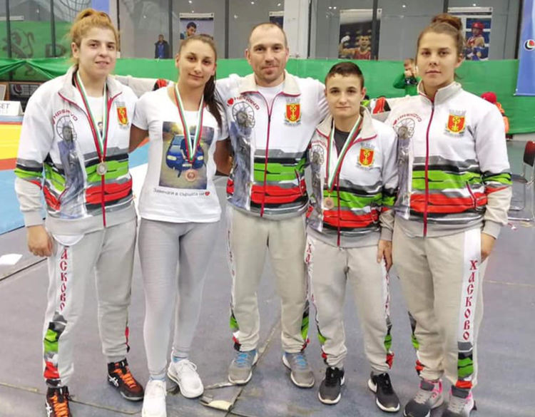 Весела Бръмчева, Димитринка Сергеева, треньорът Стоян Чобанов, Петя Делчева и Ваня Илиева