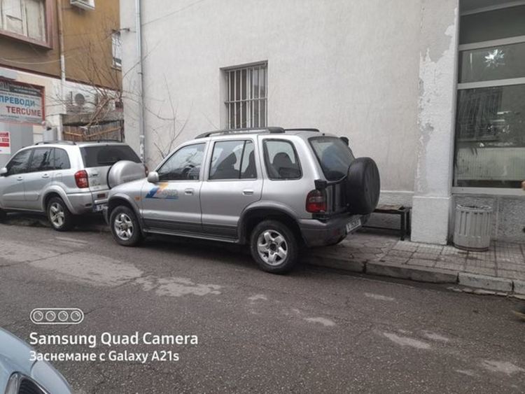 Хасковлии се възмущават от водачи на джипове, паркиращи върху тротоари