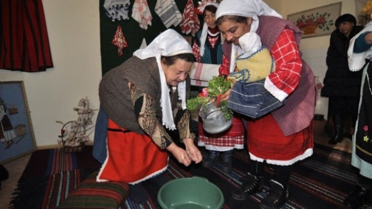 Според народната традиция отбелязваме Бабинден