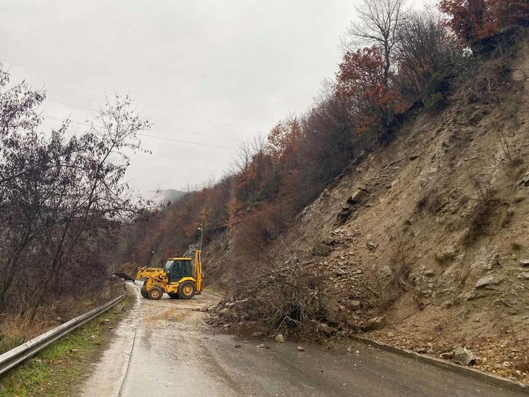 Продължителните валежи са предизвикали срутище в района на село Филипово