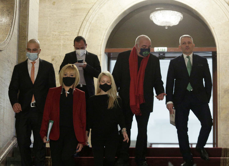 Президентът се срещна с представители на Сдружение "Изправи се.БГ и "Отровното трио". Срещата е в рамките на поредицата консултации във връзка с организацията и провеждането на предстоящия парламентарен вот. На снимката: Мая Манолова, Николай Хаджигенов и Арман Бабикян говорят пред медиите след срещата.