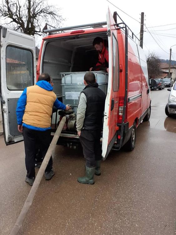 Помогни си сам: млади мъже от Смилян измиха от кал три улици