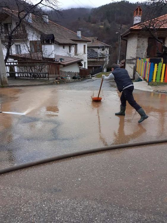 Помогни си сам: млади мъже от Смилян измиха от кал три улици