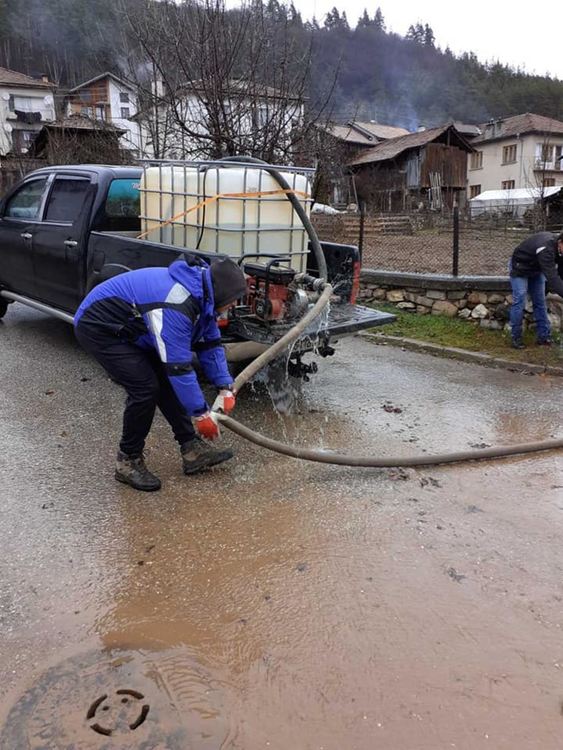 Помогни си сам: млади мъже от Смилян измиха от кал три улици