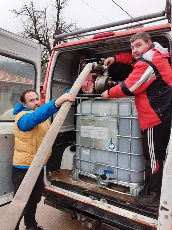 Помогни си сам: млади мъже от Смилян измиха от кал три улици